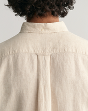 Load image into Gallery viewer, GANT - Regular Linen Houndstooth Short Sleeve Shirt, Dry Sand
