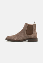 Load image into Gallery viewer, Gant - St. Akron Chelsea Boot, Taupe
